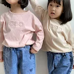 Camiseta de manga comprida bordada Base Primavera Nova Camisa Floret Garota Coreana Infantil perfeita para looks de primavera e conforto — foto 3