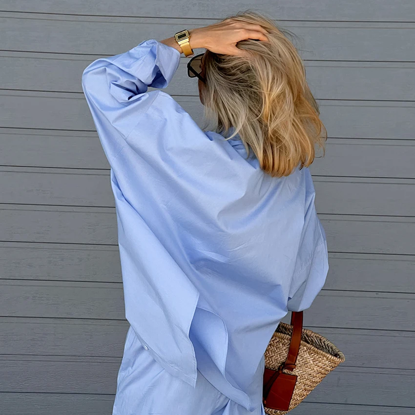 Completo da donna con pantaloni a gamba larga, stile e comfort. Perfetto per l'ufficio e il tempo libero, versatile e facile da abbinare. — foto 1
