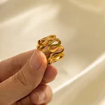 Anel simétrico de aço inoxidável 18K com banho duplo de ouro. Sofisticação e durabilidade. Adicione um toque elegante ao seu estilo diário. — foto 4
