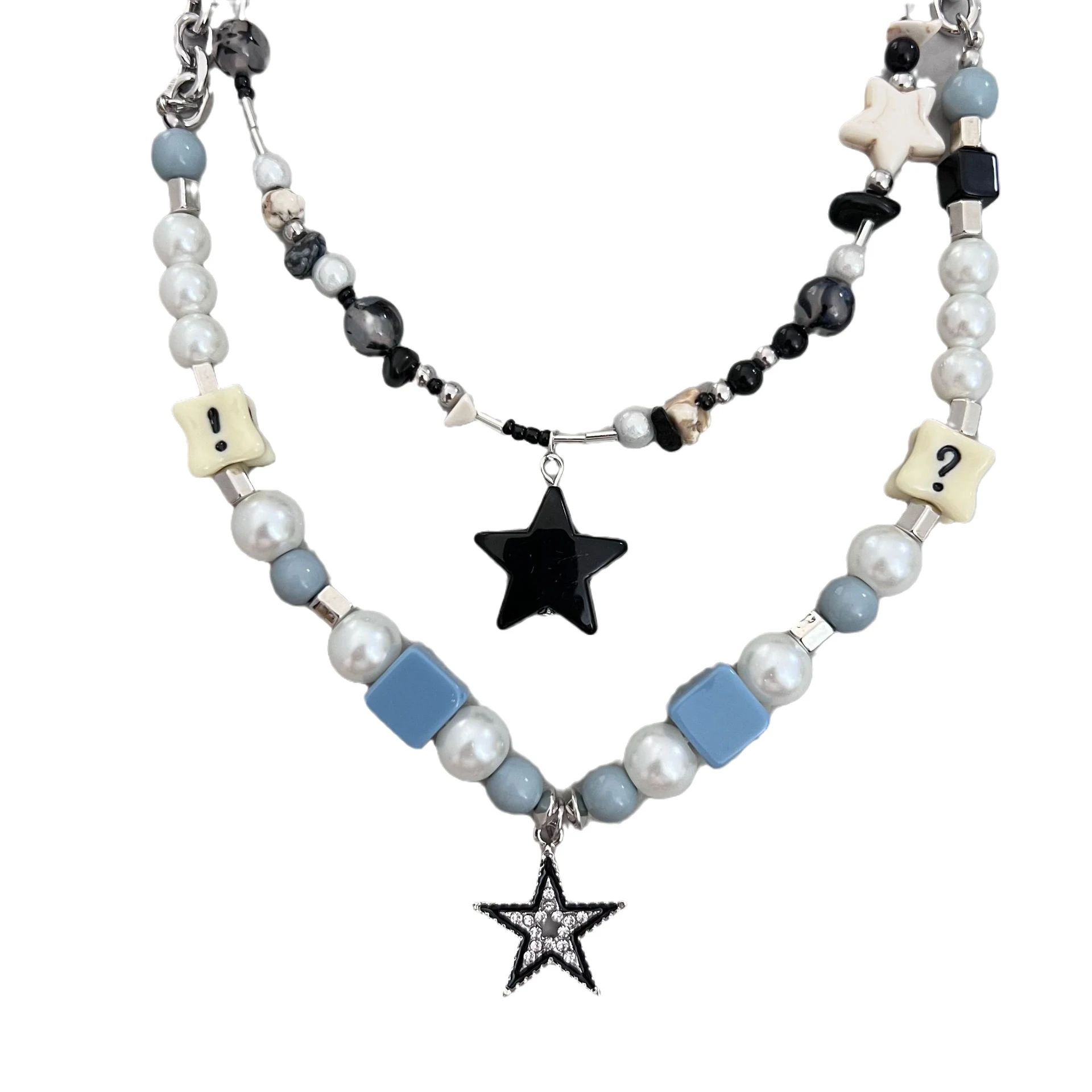 Colar de caveira com pentagrama em preto e branco com contas e costuras, um acessório gótico marcante para expressar sua individualidade. — foto 7