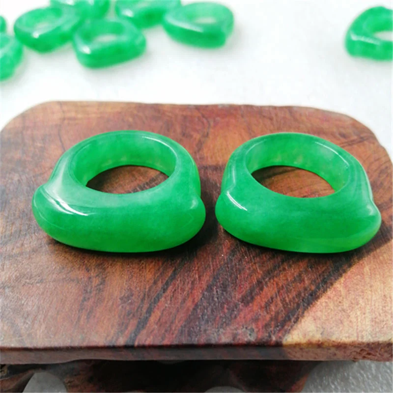 Title 10, Anel de jade verde seco de Myanmar, com design ...