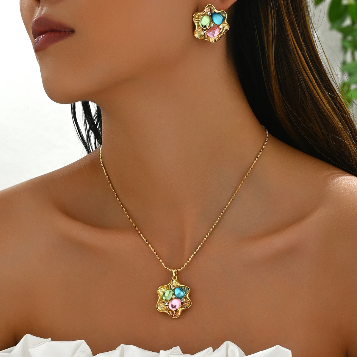 Title 3, Collar Largo de Joyas Incrustadas Diseño Pétalo...