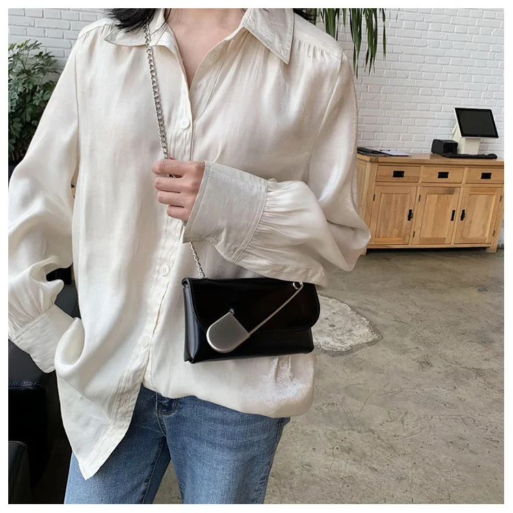 Bolsa de ombro com corrente de pino Elegância e praticidade para o dia a dia. Leve seus pertences essenciais com estilo e desfrute do conforto. — foto 16