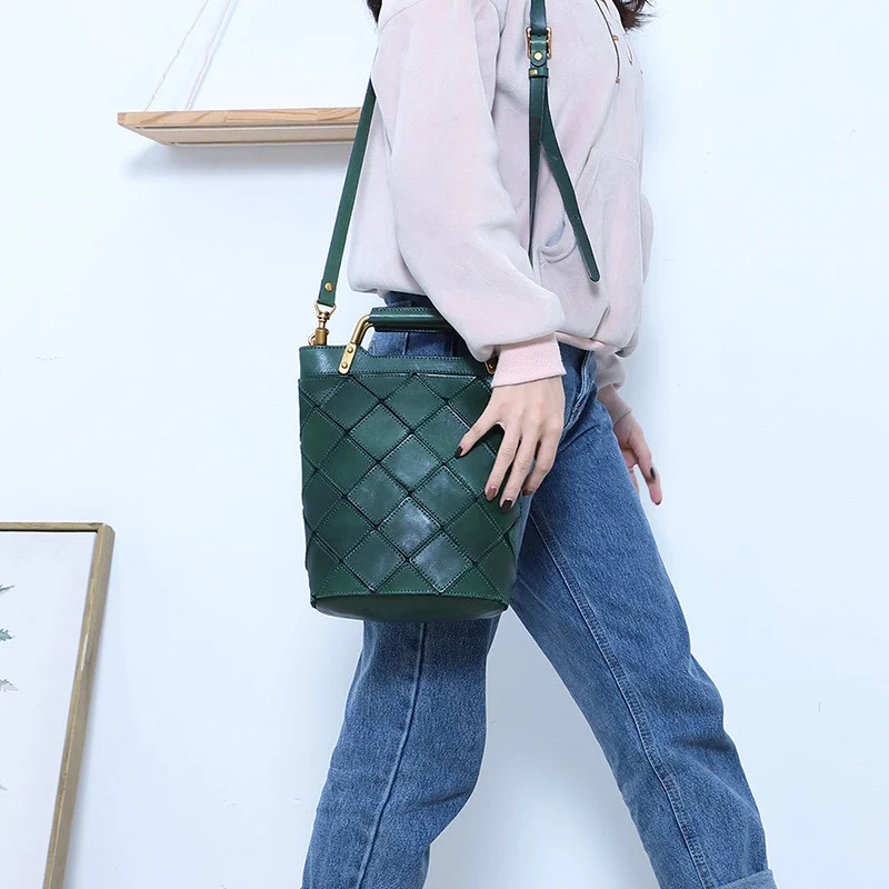 Bolsa crossbody retrô feminina, com design de um ombro só, ideal para carregar seus pertences essenciais com praticidade e charme. — foto 6