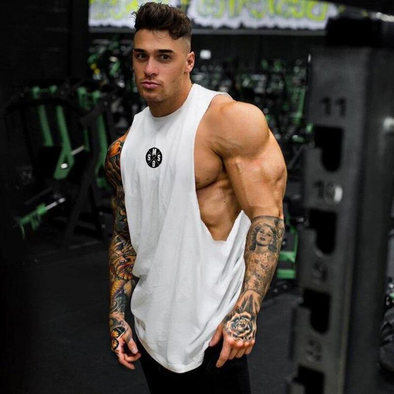 Regata fitness masculina com fenda lateral grande, sem mangas, ideal para treino e atividades físicas. Conforto e liberdade de movimento. — foto 2