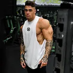 Regata fitness masculina com fenda lateral grande, sem mangas, ideal para treino e atividades físicas. Conforto e liberdade de movimento. — foto 2