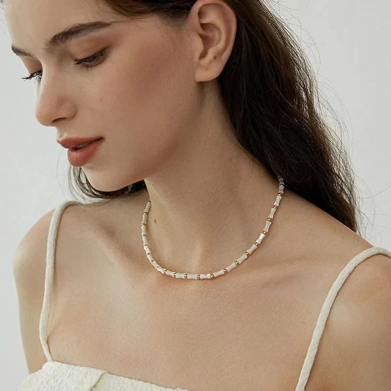 Colar feminino de bambu e concha natural, elegante e fashion. Adicione um toque de sofisticação e beleza natural ao seu visual. — foto 5