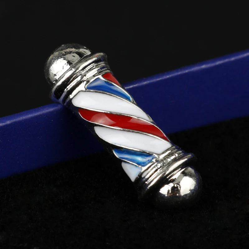 Broche Turn Light Logotipo de Barbearia — Exiba seu estilo com este distintivo pin, perfeito para barbeiros e amantes da barbearia. — foto 1