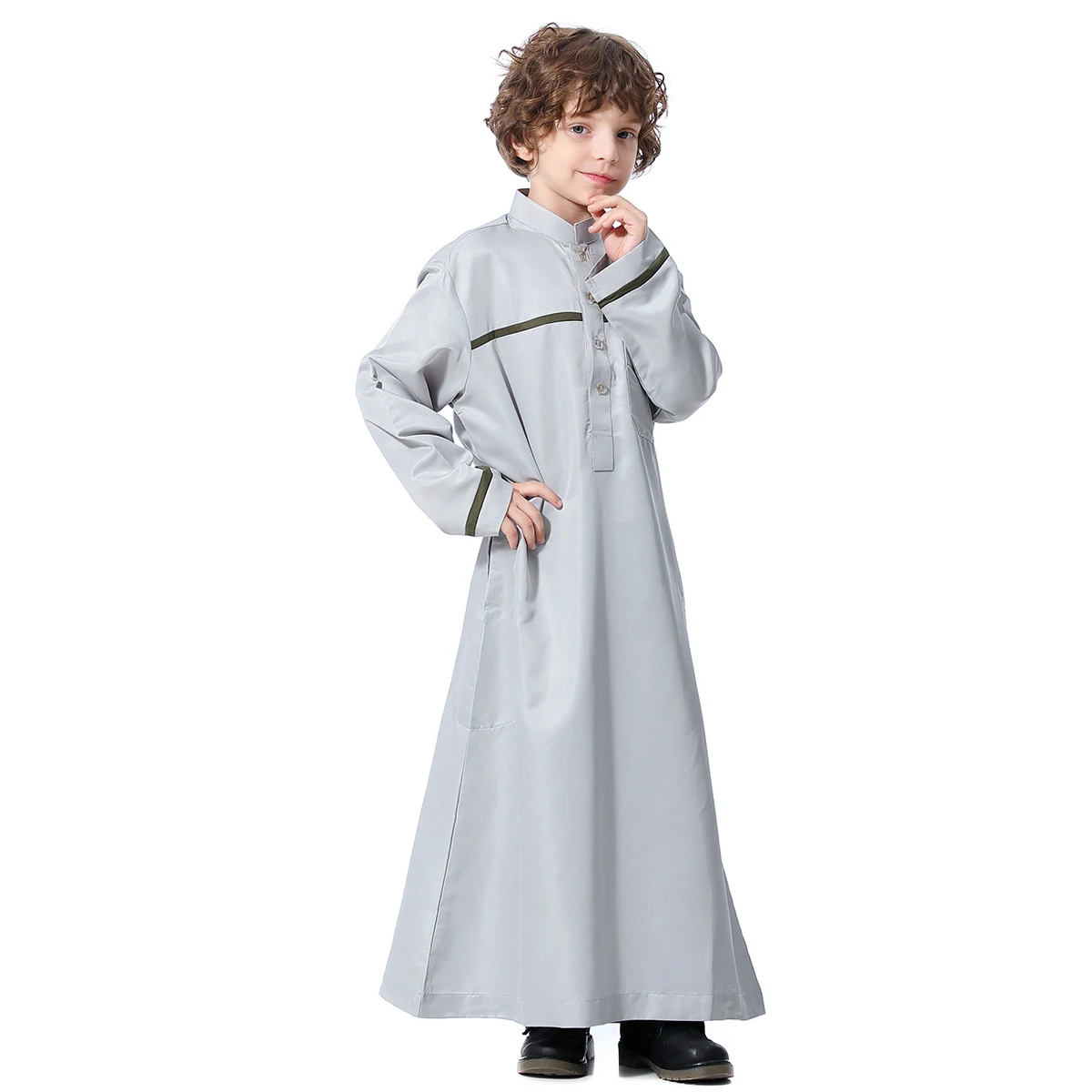 Muslim Arabische Midden-Oosterse tienerjongensrobe, comfortabel en bescheiden. Perfect voor dagelijks gebruik en speciale gelegenheden. Kwaliteit en stijl. — foto 7