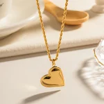 Colar com pingente de flores de cânhamo, aço titânio dourado, resistente. Colar simples, um presente de amor perfeito e elegante. — foto 1