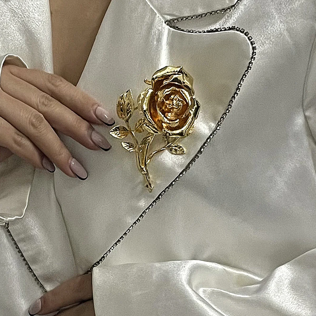 Broche Retro Metal Rosa Tridimensional para Abrigo Traje Accesorio, Elegancia Clásica con Diseño Floral Único, Adorno Sofisticado. — foto 1