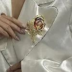 Broche Retro Metal Rosa Tridimensional para Abrigo Traje Accesorio, Elegancia Clásica con Diseño Floral Único, Adorno Sofisticado. — foto 1