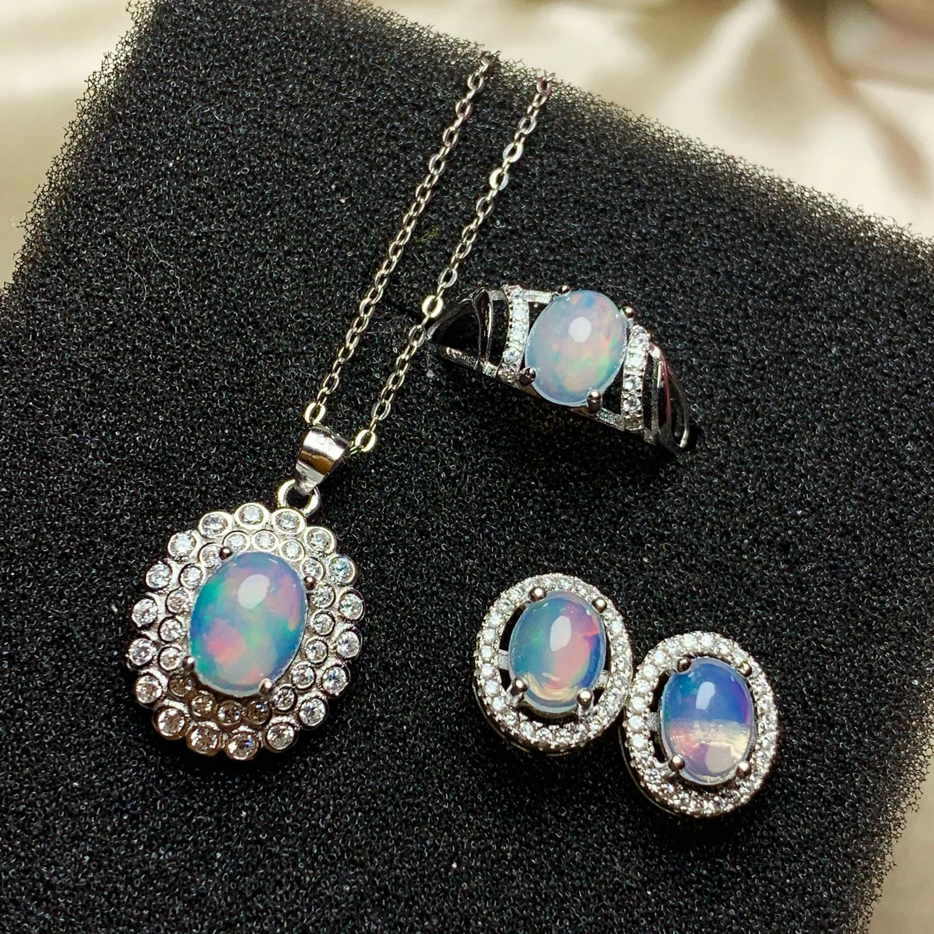 Gioielli con Gemme Colorate Argento 925 con Opale Incassato Elegante Semplice e alla Moda, l'Accessorio Perfetto per un Look Sofisticato — foto 6
