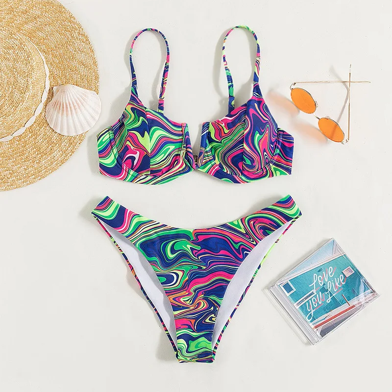 Bikini due pezzi a fantasia con bretelle, il costume da bagno ideale per donne che cercano stile e comfort in spiaggia o piscina. — foto 7