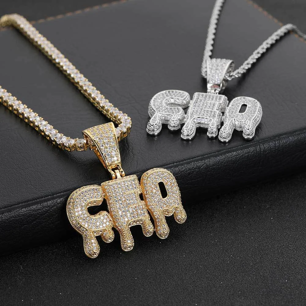 Colar com pingente de letra de gotas d'água, cobre eletroplatado com zircônia. Elegância e personalização em um acessório. — foto 4