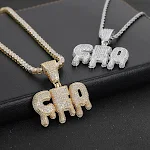Colar com pingente de letra de gotas d'água, cobre eletroplatado com zircônia. Elegância e personalização em um acessório. — foto 4