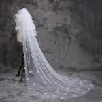 Abito da sposa e velo per un matrimonio da sogno. Vivi la magia del tuo giorno speciale con stile ed eleganza. Acquista ora! — foto 1