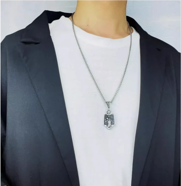 Colar com pingente cruz escudo de aço titânio retrô, estilo religioso, durabilidade e proteção, perfeito para homens, design único. — foto 10