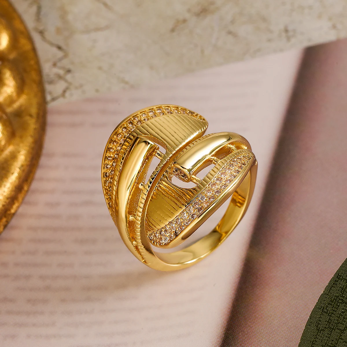Anel de zircônia com banho de cobre e ouro 18K, design aberto e personalidade simples, ideal para realçar sua beleza com sofisticação. — foto 13