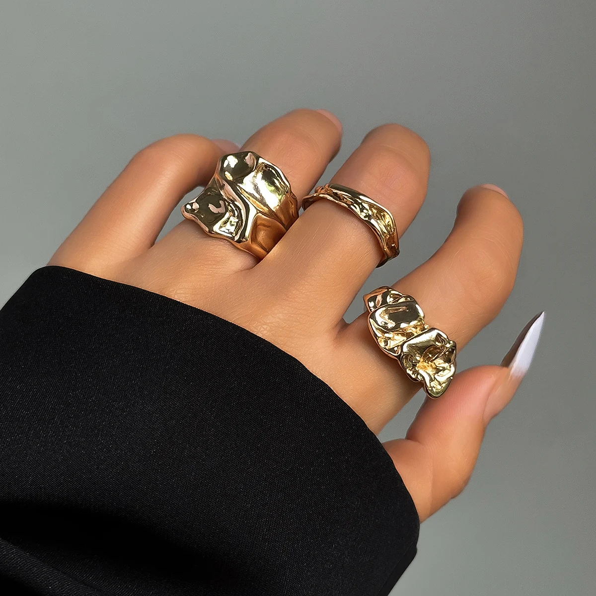 Anel Lava Irregular de Metal com Textura Plissada. Design especial para quem busca um acessório único e moderno que complementa seu visual. — foto 2