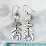 Retro stijl lange dames ketting met maanfases, maansteen en legering. Een unieke, mystieke ketting voor een elegante uitstraling. — foto 2