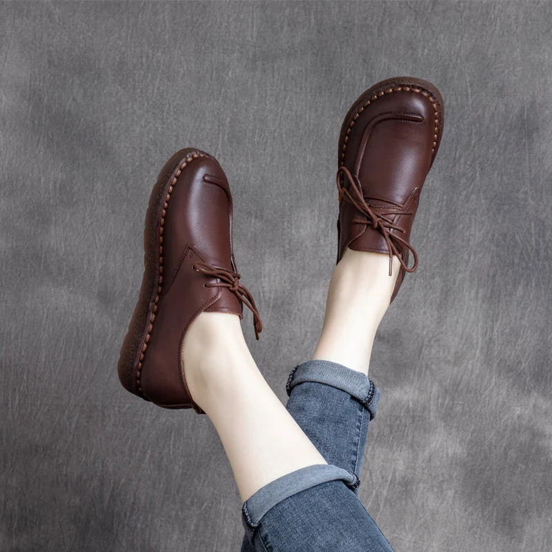 Sapatos flat de couro de vaca com cadarço, salto baixo e sola macia. Conforto e estilo em cada passo, perfeitos para o dia a dia. — foto 12