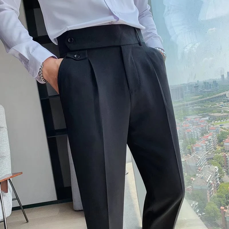Yüksek kaliteli slim fit, dökümlü pantolon. Şık ve rahat bir görünüm için tasarlandı. Her duruma uygun, modern ve zarif bir stil sunar. — Fotoğraf 3