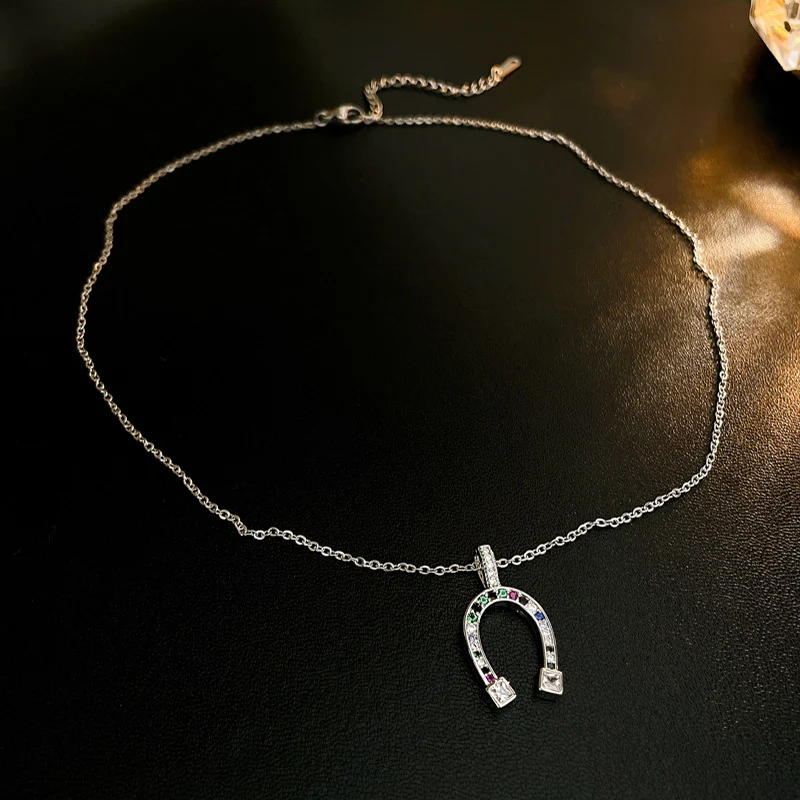 Colar curto geométrico em U com zircônias, moda de luxo leve e minoritária, perfeito para um toque sofisticado e elegante no seu visual. — foto 4