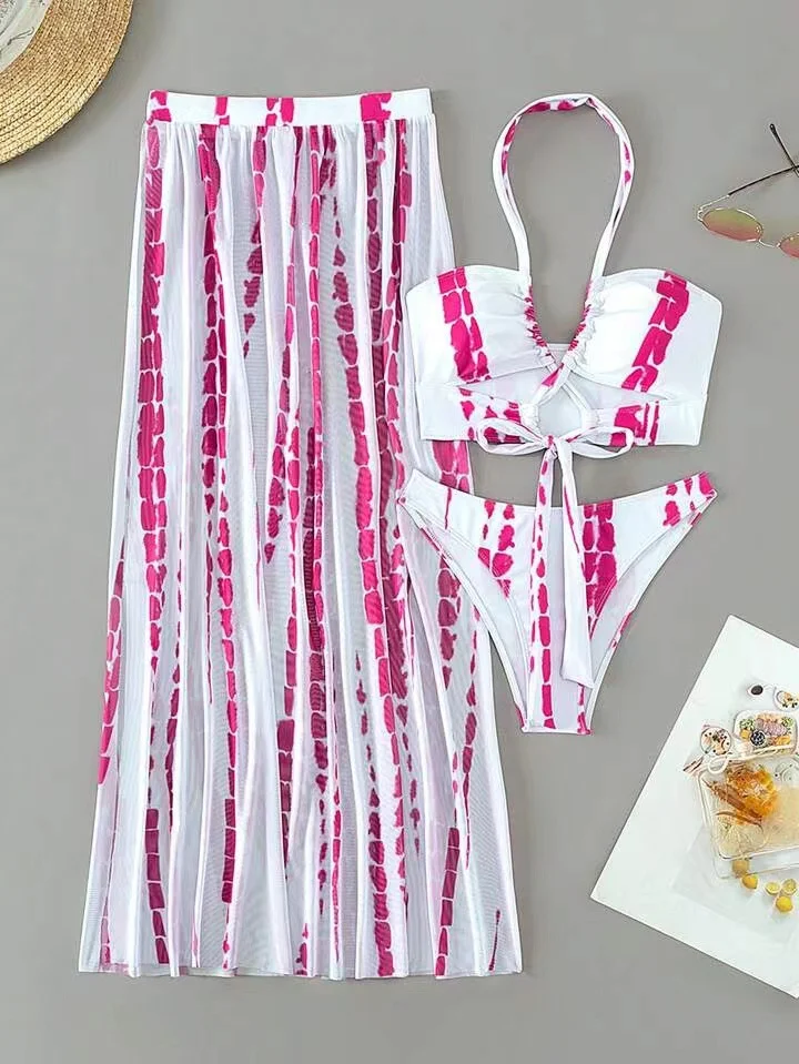 Biquíni dividido com alças cruzadas, saia de gaze e protetor solar. Aproveite o sol com estilo e proteção, perfeito para praia e piscina. — foto 1