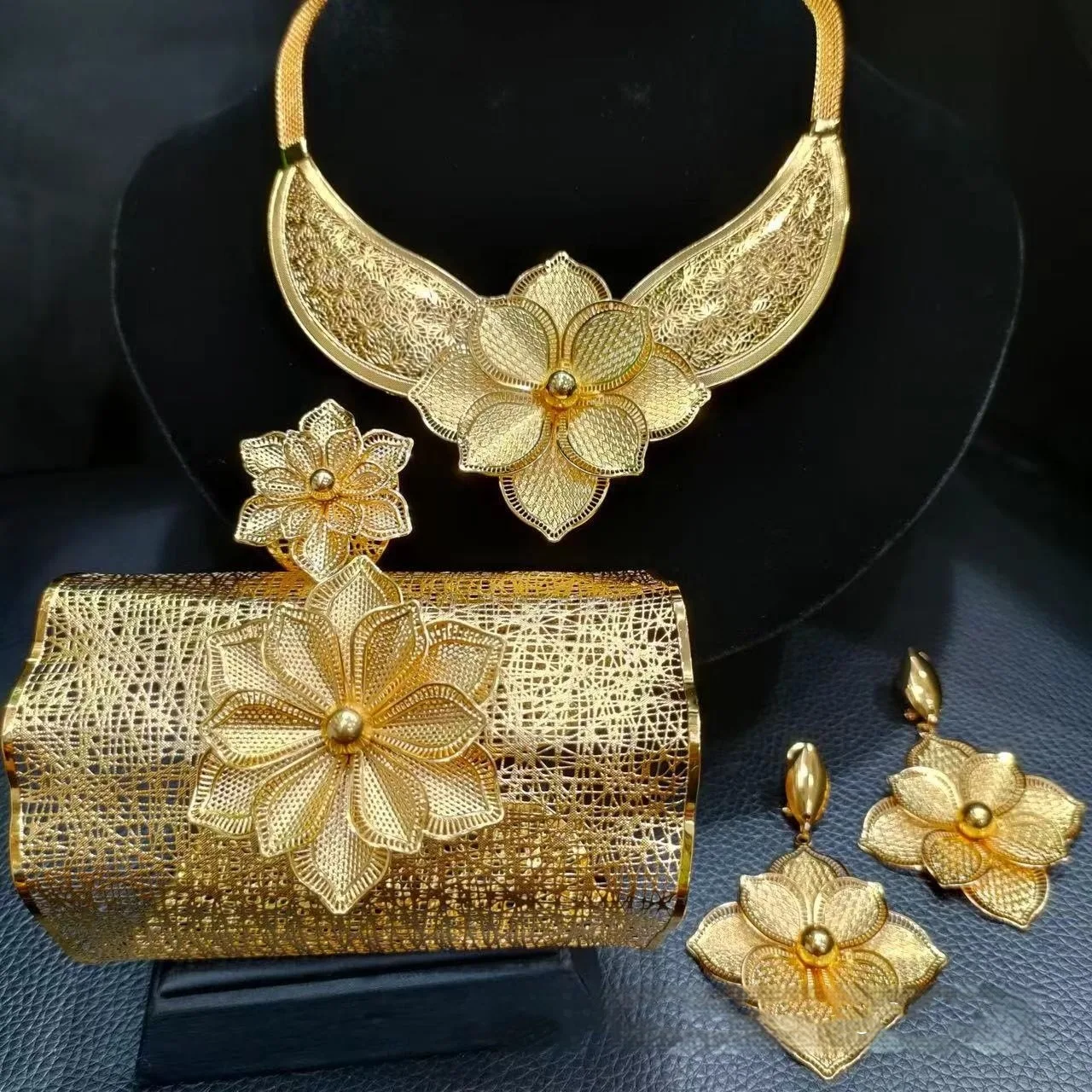 Conjunto de Joias Vazadas de Flores Grandes Banhado a Ouro 24K. Adicione luxo e sofisticação ao seu visual com esta peça. — foto 11