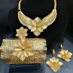 Conjunto de Joias Vazadas de Flores Grandes Banhado a Ouro 24K. Adicione luxo e sofisticação ao seu visual com esta peça. — foto 11