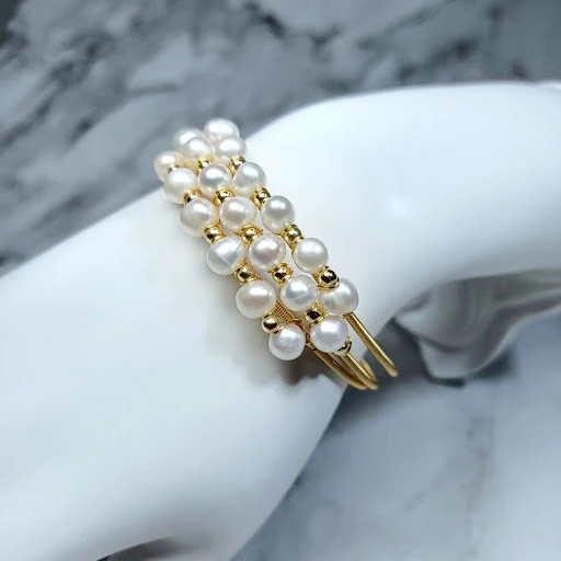 Title 2, Pulseira com três aros entrelaçados, pérolas na...