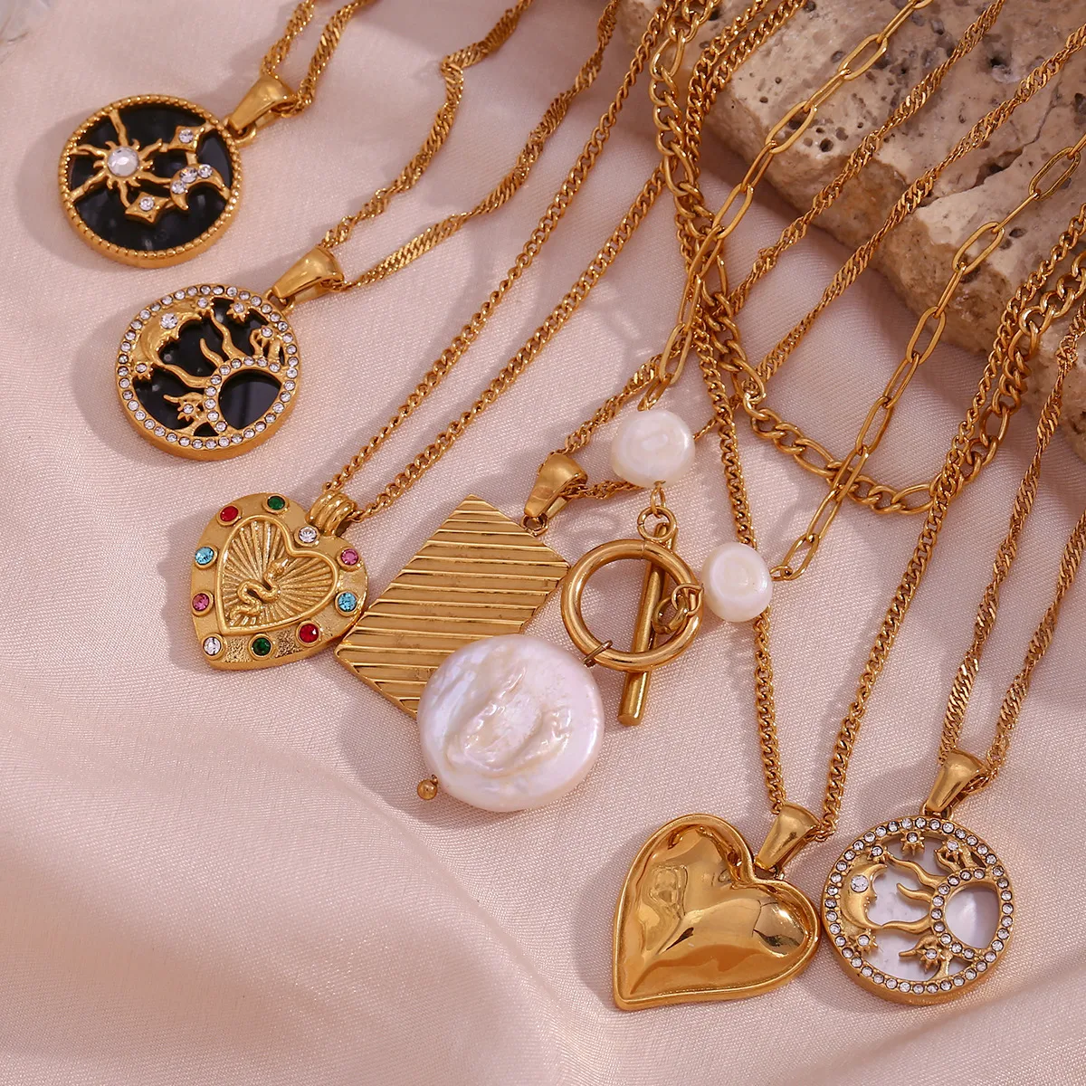 Colar Dahlia Gold para mulheres, elegante e sofisticado. Design floral único, banhado a ouro, realça sua beleza natural e adiciona um toque de luxo ao seu visual. — foto 5