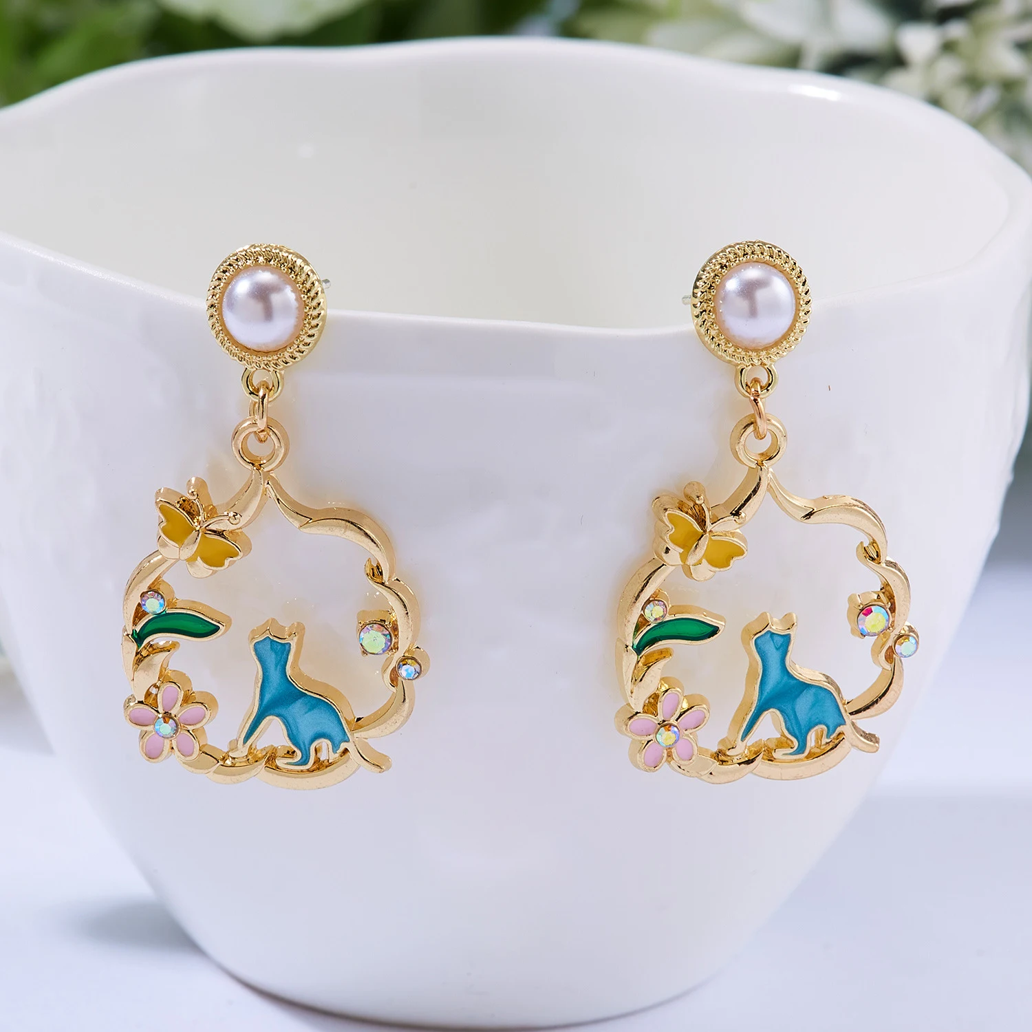 Brincos assimétricos de óleo de desenho animado da moda, adicione um toque divertido e estiloso ao seu visual, perfeitos para uso diário. — foto 10