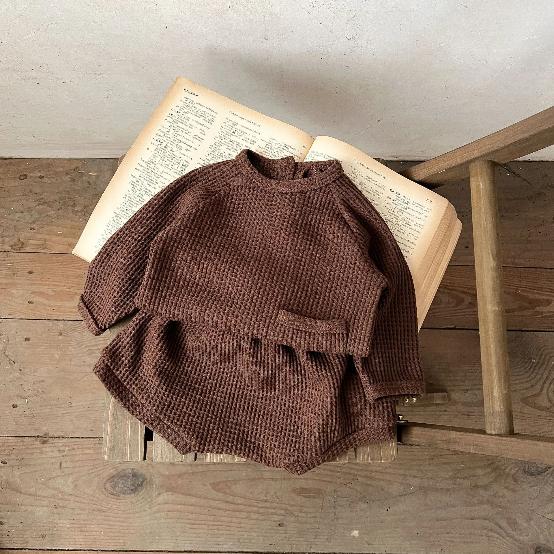 Conjunto de duas peças de suéter ocidentalizado para bebê. Conforto e estilo para o seu pequeno. Ideal para o dia a dia, macio e quentinho. Perfeito! — foto 1