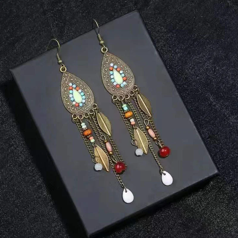 Brincos retrô de miçangas para mulheres, estilo vintage. Adicione um toque charmoso e estiloso ao seu visual com estes brincos de miçangas. — foto 4