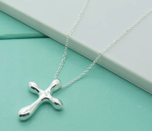 Novo colar com pingente de cruz de prata em estoque. Design elegante e atemporal. Um presente perfeito para ela. Joia feminina. — foto 2