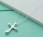 Novo colar com pingente de cruz de prata em estoque. Design elegante e atemporal. Um presente perfeito para ela. Joia feminina. — foto 2