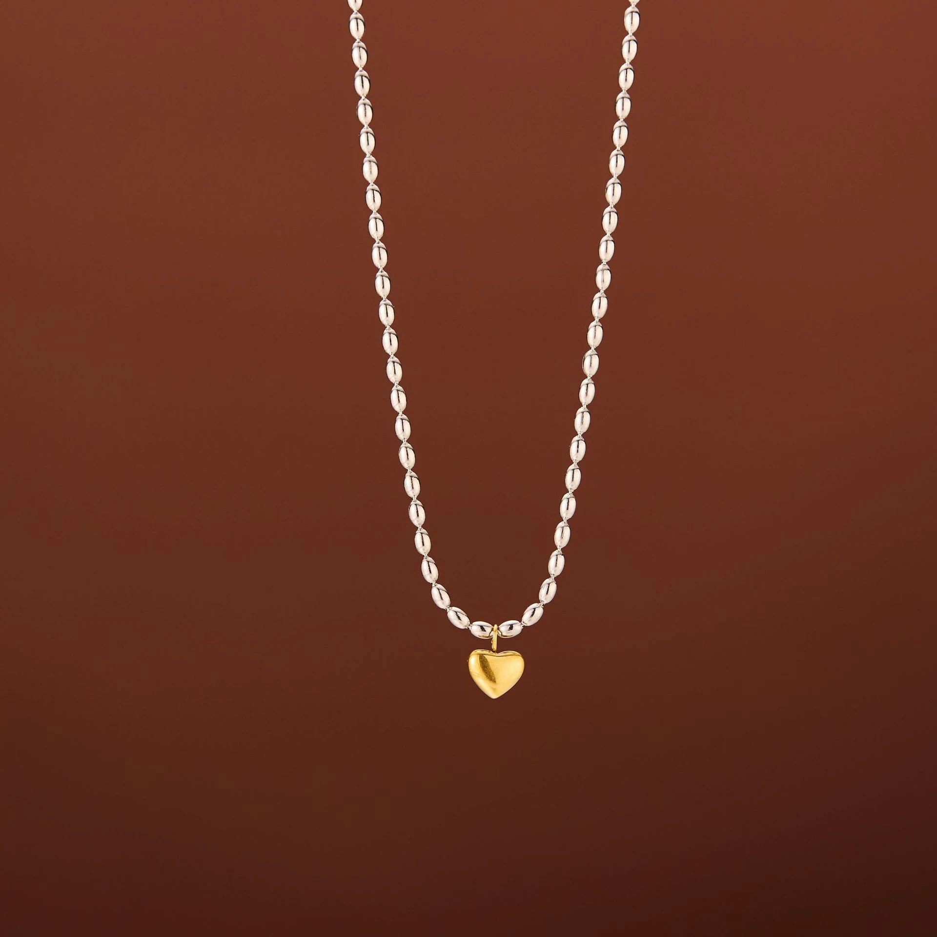 Colar de amor de design de moda bicolor ouro e prata, um acessório sofisticado e elegante para expressar seu amor de forma única. — foto 1