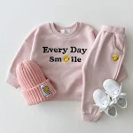 Completo tuta e felpa per bambini, per il tempo libero. Confortevole, morbido e perfetto per giocare o rilassarsi. Disponibile in varie taglie. — foto 8