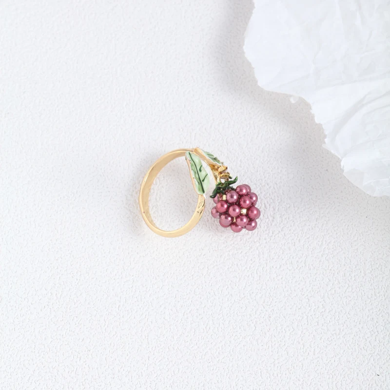 Anel aberto com flor de framboesa perolada roxa esmaltada à mão e folha verde – um toque artístico e vibrante para seu visual. — foto 3