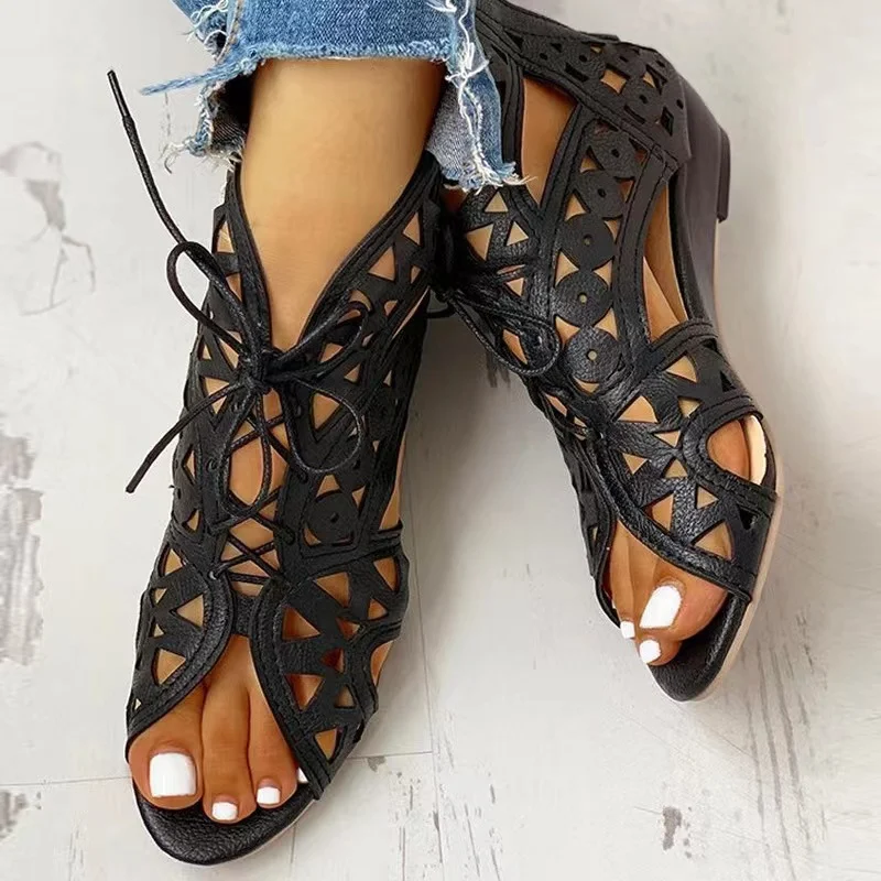 Sandálias cutout femininas com salto baixo e cadarço. Sapatos de moda para o verão, confortáveis e estilosos para diversas ocasiões do dia a dia — foto 3