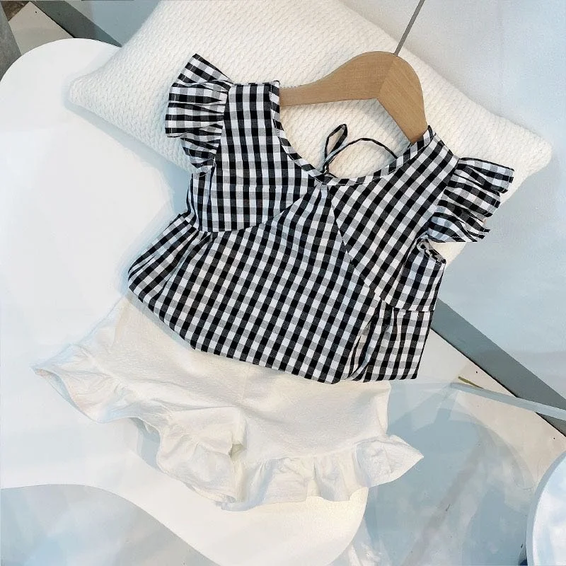 Conjunto de camiseta xadrez preto e branco para meninas. Conforto e estilo para o dia a dia. Perfeito para um visual moderno e despojado. — foto 1