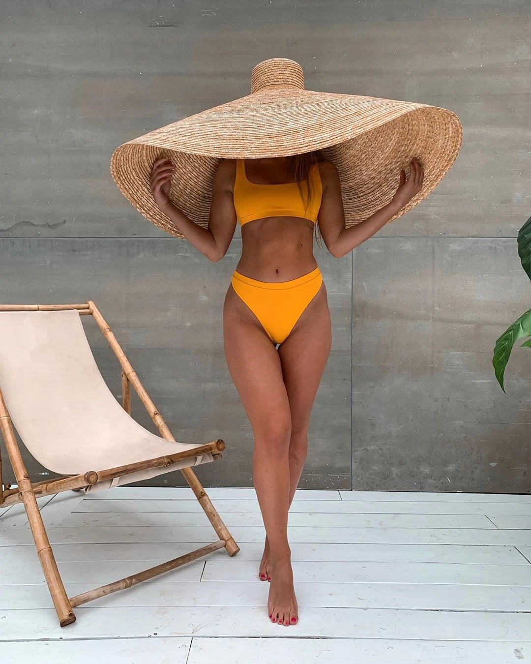 Traje de baño sexy triangular con sujetador realza la figura, perfecto para un bronceado ideal y un estilo playero audaz. — foto 1
