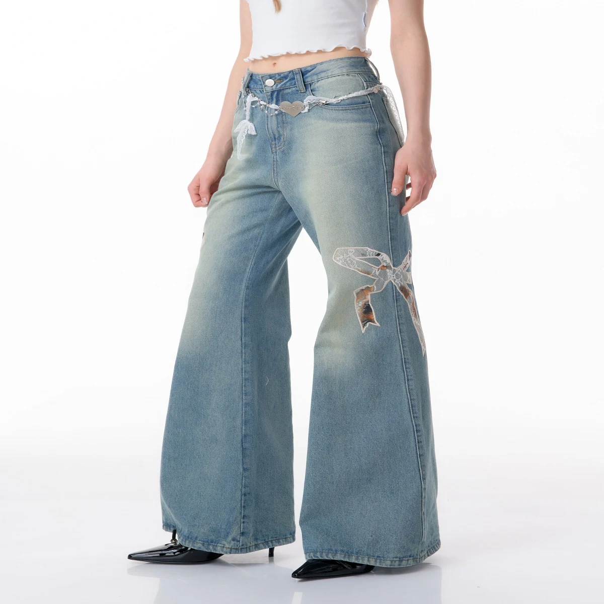 Calça jeans reta de cintura alta com laço e patch, perna larga. Conforto e estilo para um visual moderno e elegante. Compre já a sua! — foto 27