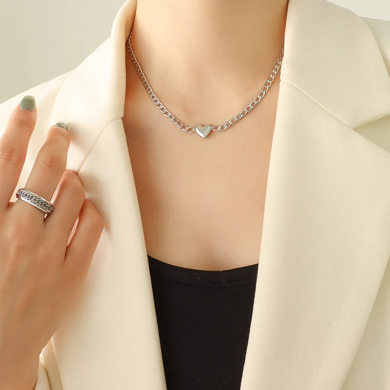 Colar de corrente de clavícula de aço titânio com ouro real 18K e pingente de coração feminino. Joia delicada e charmosa. — foto 7