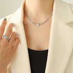 Colar de corrente de clavícula de aço titânio com ouro real 18K e pingente de coração feminino. Joia delicada e charmosa. — foto 7