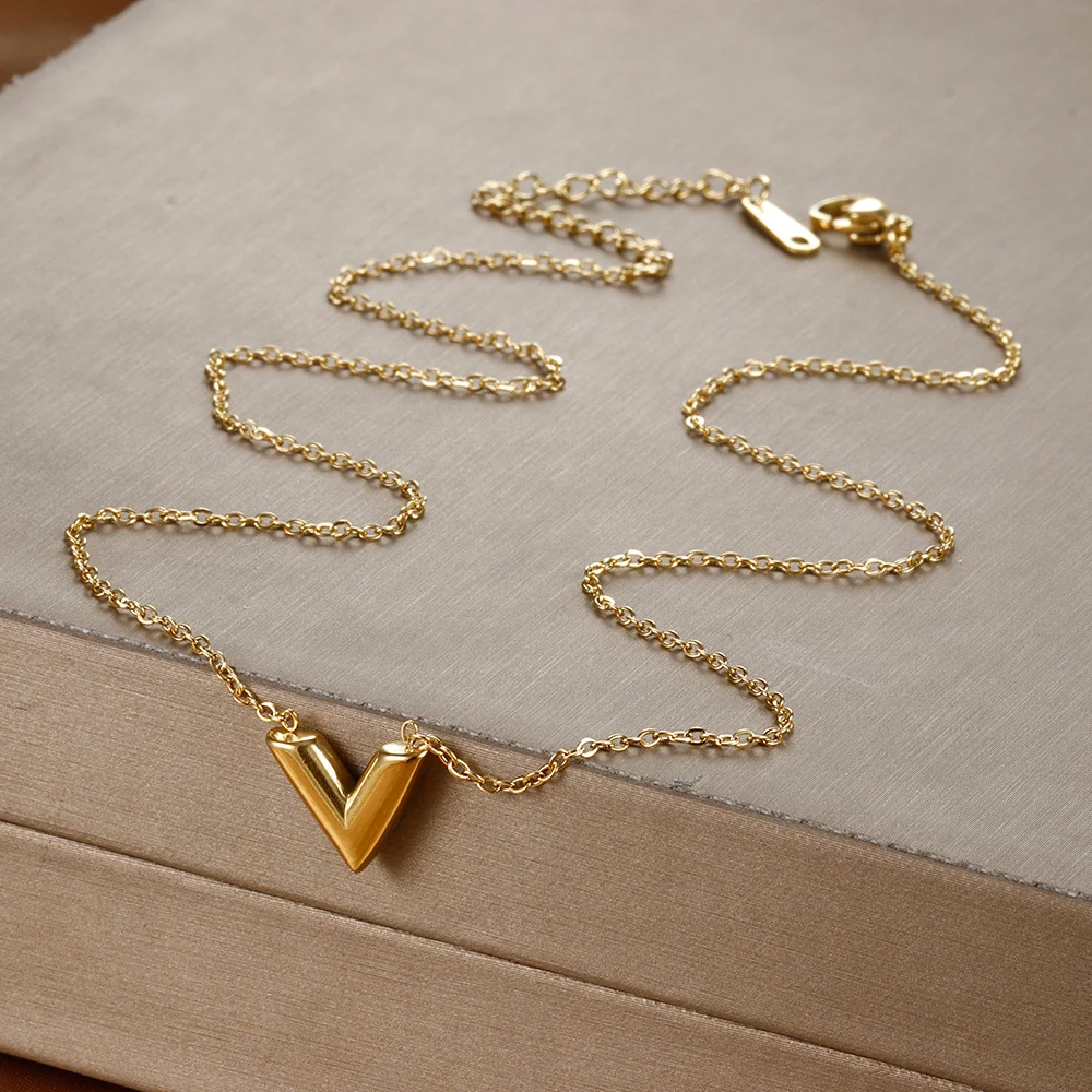 Colar feminino em V de ouro simples e de nicho. Um acessório elegante para mulheres, perfeito para adicionar um toque de sofisticação ao seu visual. — foto 8