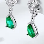 Brincos de esmeralda de prata S925 para mulheres. Adicione um toque de requinte. Joia ideal para presentear, realça sua beleza com elegância e brilho. — foto 7