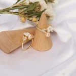 Anel original coreano de madrepérola. Adicione um toque de elegância com este anel deslumbrante. Perfeito para qualquer ocasião, um acessório atemporal. — foto 3